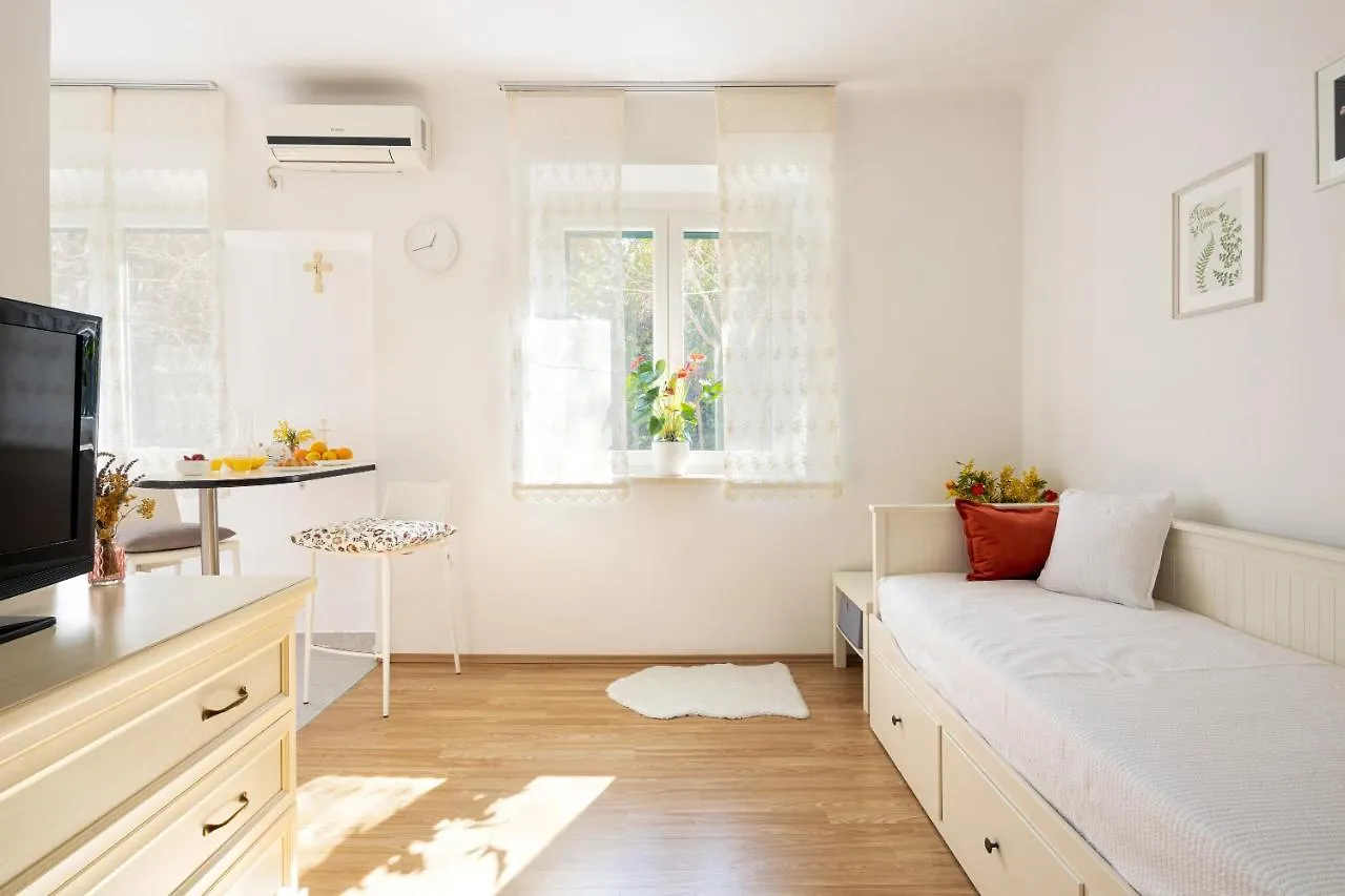 Marianne'S Place Split